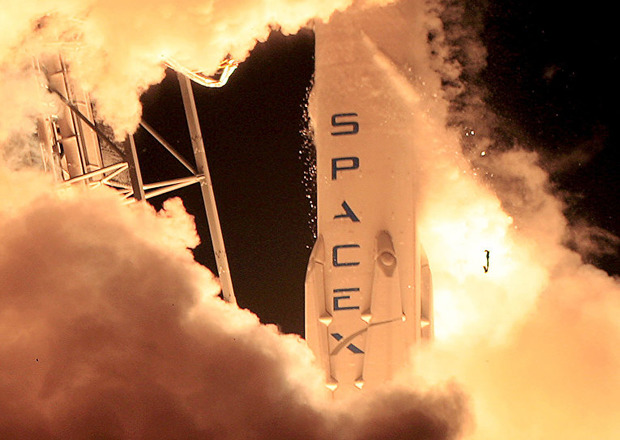 9 квітня перша ступінь ракети SpaceX успішно приземлилася на платформу в Атлантиці. Фото: inosmi.ru.