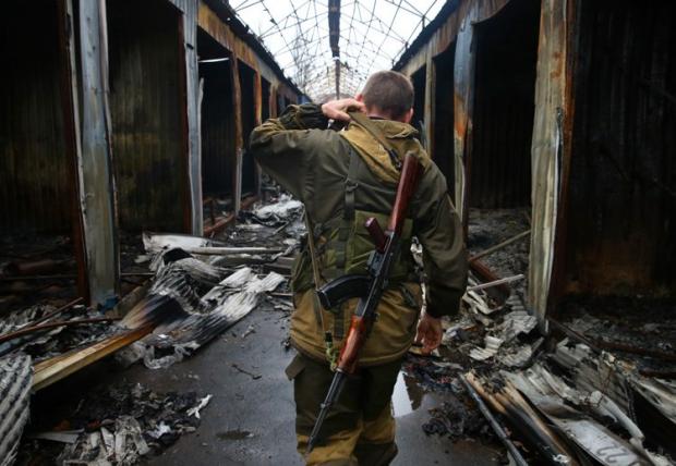 Бойовики використовують зруйновану інфраструктуру для розкрадання коштів. Фото: dt.ua.
