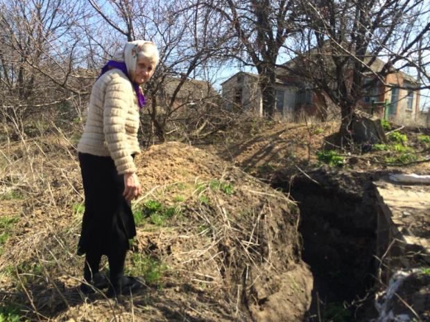 У Семенівці бабусі садять городину в окопах. Фото: facebook