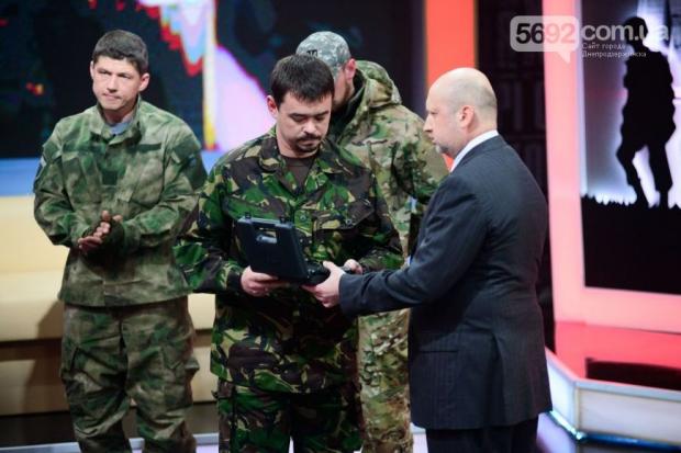 Позивний "Доцент" отримує нагороду від голови ВР Турчинова - іменний пістолет «Форт»