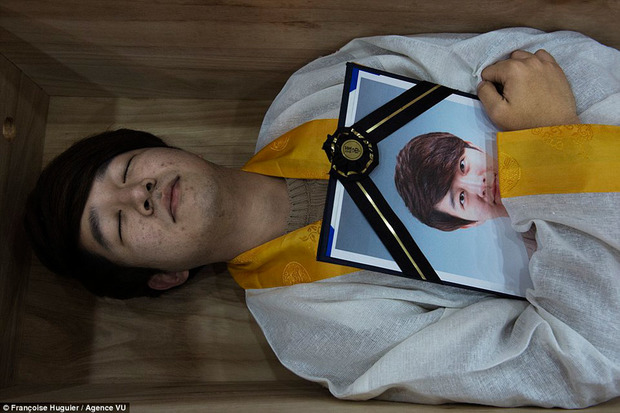Померти на один день: У Південній Кореї людей закривають у домовинах, аби 