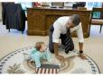 Високопосадовець-бебісіттер: Обама повзав по Білому дому з 9-місячним немовлям (фотофакт)
