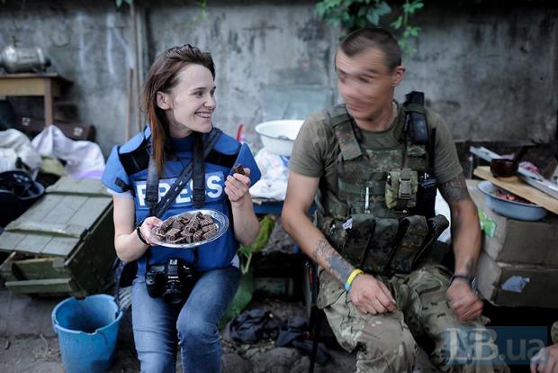 Анастасію Березу військові пригостили шоколадними цукерками