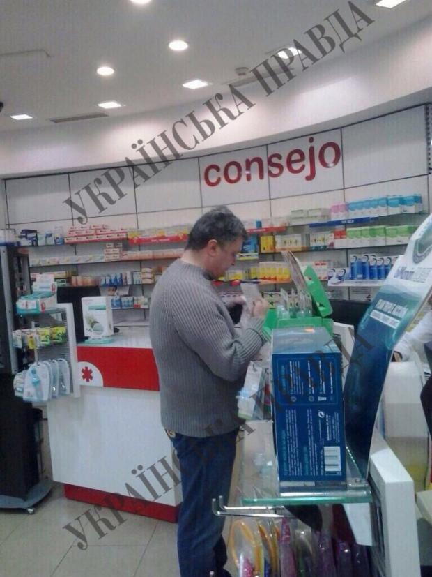 Петро Порошенко у іспанській аптеці. Фото: Українська правда.