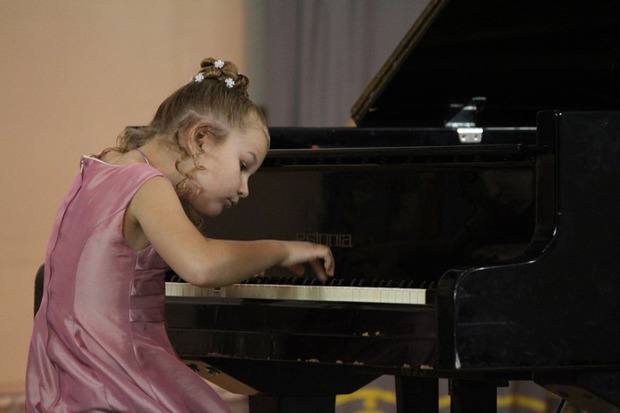 Юна піаністка Христина Михайличенко. Фото: kryminfo.net.