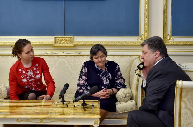 Мати та сестра Надії Савченко на зустрічі з Петром Порошенком. Фото: facebook