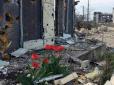 Вражаюче фото: На руїнах ДАП, де гинули українські герої, зацвіли криваво-червоні тюльпани