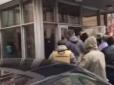 Лаялися російською: У дворі Київради зелені чоловічки побили депутатів від 