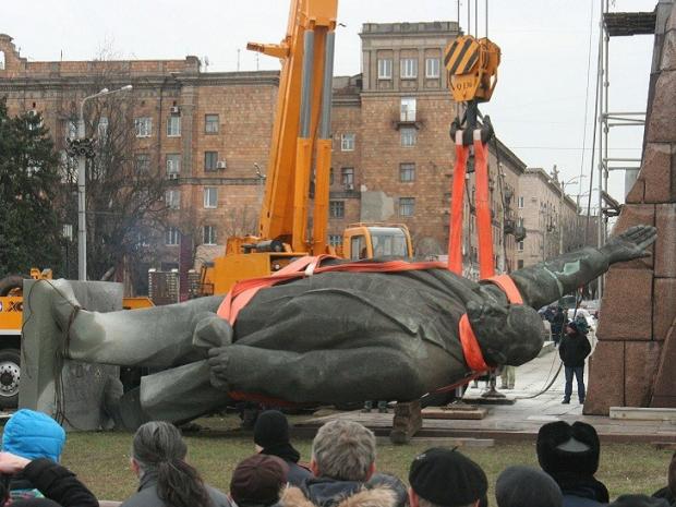 Демонтаж Леніна у Запоріжжі. Фото: novynarnia.com.