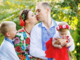 Дуже красиві вишиванки: Dolce & Gabbana опублікували фото української родини в рамках флешмобу