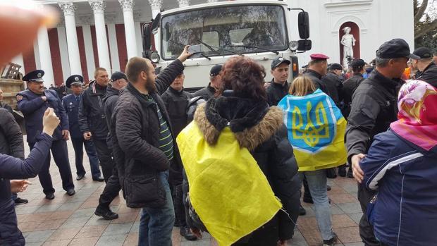 Протести під Одеською міськрадою. Фото: Facebook