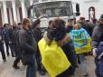 Не гірше верблюдів: В Одесі активіст плюнув у депутата і отримав плювок у відповідь
