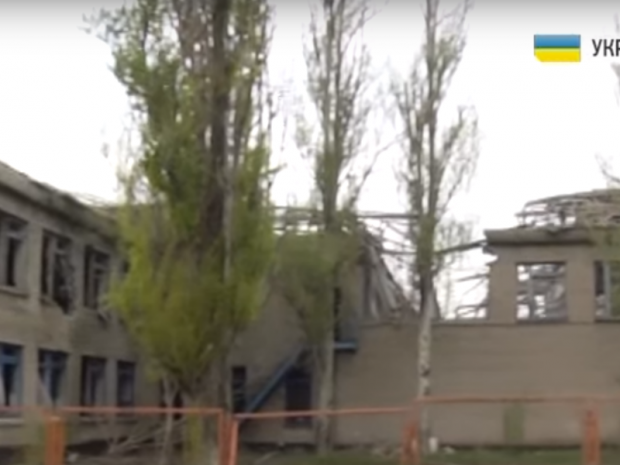 Школа в Широкиному, звідки окупанти вели обстріл українських позицій. Фото: скрін відео