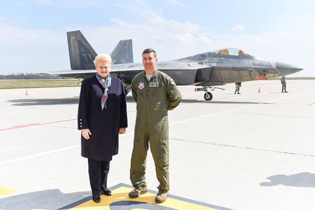 Даля Грибаускайте встречает в Литве американские F-22