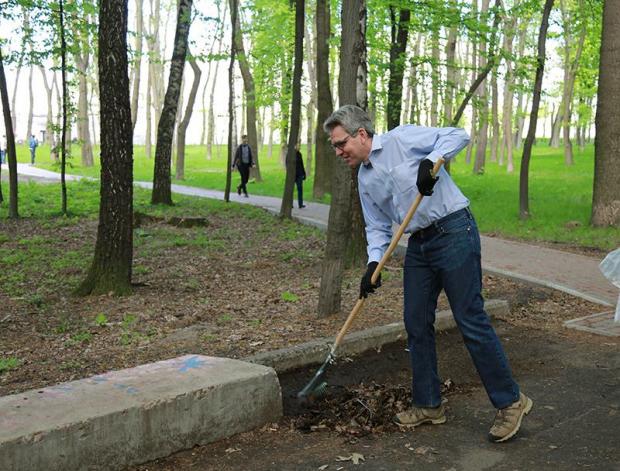 Джеффрі Пайєтт допоміг прибирати у київському парку. Фото: Facebook