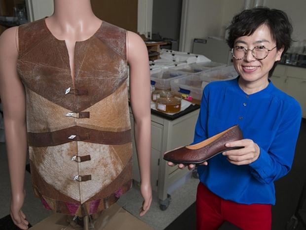 Йанг-А Лі навчилася створювати одяг з чайного гриба. Фото: Christopher Gannon / Iowa State University