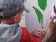 Майбутнє України: Дітлахи на березі Дніпра розмалювали гігантське яйце (відео)