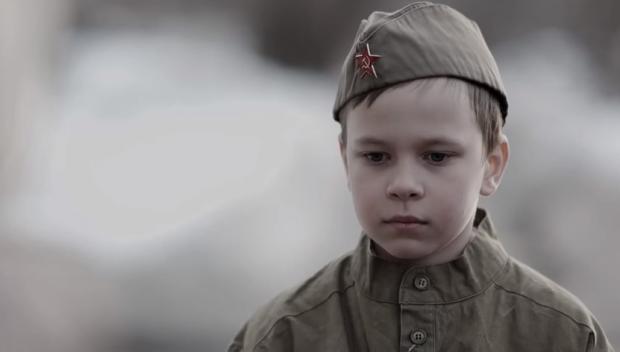 Російських дітей вчать, що помирати - "не страшно". Фото: скріншот з відео.