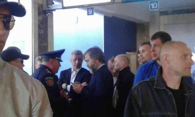 Новинського і Бойка активісти заблокували в аеропорту Одеси. Фото: facebook