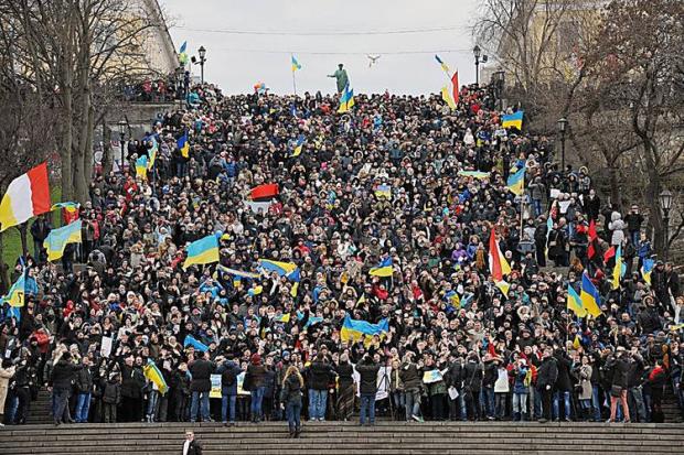 Тисячі активістів в Одесі у 2014 році на Потьомкінських сходах співали гімн України. Ілюстрація:news.pn