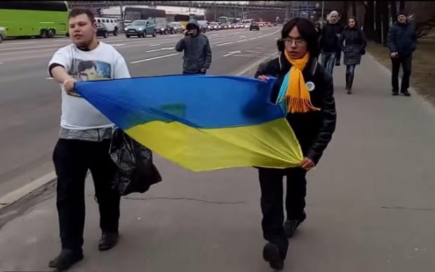 Василя Недопьокіна  (на фото справа) побили у Москві за підтримку України. Фото:news.online.ua