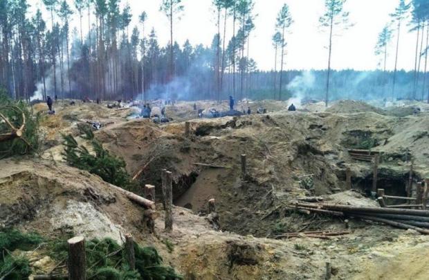Знищена земля на місці видобутку бурштину. Фото: 4vlada.com