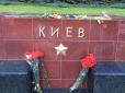 У піку політиканам з Кремля: Москвичі не залишили стеллу Києва без квітів до Дня Перемоги (фотофакт)