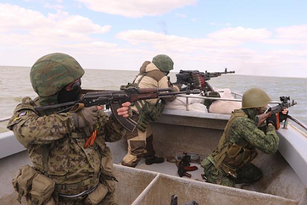 Так звана "Азовська флотилія" тренується на "віджатих" у місцевого населення риболовецьких баркасах. Ілюстрація:glagol.su