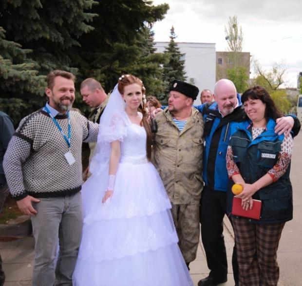 Представники місії ОБСЄ побували на весіллі доньки терориста. Ілюстрація:ipress.ua