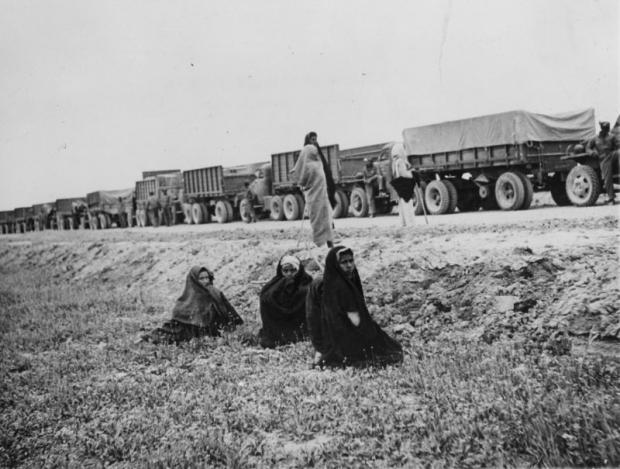 Колонна американских военных грузовиков, осуществляющих перевозки по ленд-лизу в СССР, стоит на дороге в восточном Ираке