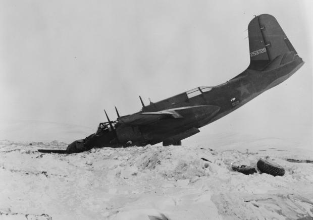 Американский бомбардировщик А-20 «Бостон» (Douglas A-20 Havoc/DB-7 Boston), разбившийся в районе аэропорта Ном (Nome) на Аляске при перегонке в СССР по ленд-лизу. Позднее самолет был отремонтирован и успешно доставлен на советско-германский фронт. Источник: Библиотека конгресса США.