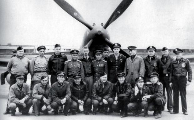 Фотография на память советских и американских летчиков на аэродроме в Фэрбенксе у истребителя Bell P-63 Kingcobra. На Аляске американские самолеты, предназначенные для поставок по ленд-лизу в СССР, передавались советской стороне, и советские летчики перегоняли их в Советский Союз.