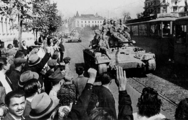 Ликующие жители Софии приветствуют советских солдат, вступающих в болгарскую столицу на танках «Валентайн» (Valentine), поставлявшихся в СССР по ленд-лизу. Источник: Эстонский Исторический Музей (EAM) / F4080.