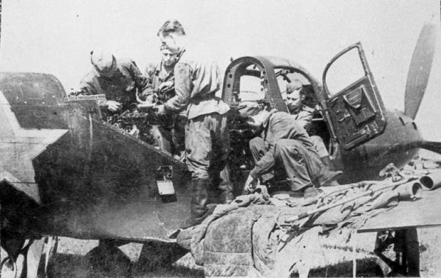 Советские авиатехники ремонтируют двигатель истребителя Р-39 «Аэрокобра», поставлявшегося в СССР из США по программе ленд-лиза, в полевых условиях. Необычность компоновочной схемы данного истребителя заключалась в размещении двигателя за кабиной летчика вблизи центра масс.