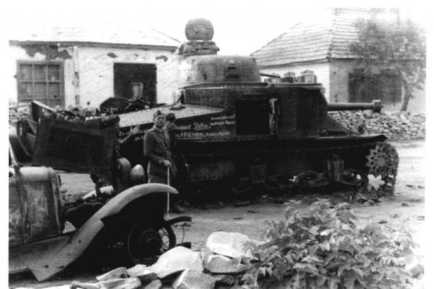 Итальянские солдаты у подбитого советского среднего танка М3 «Генерал Ли». Танки М3 «Генерал Ли» американского поставлялись в СССР по ленд-лизу. Лето 1942 г. Место съемки: юго-восточная Украина (Донбасс) или Ростовская область, сталинградское направление.