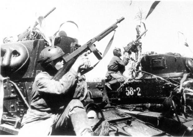 Редкое фото советских танкистов с танками М3А1 «Стюарт», в американских шлемофонах, с пистолетом-пулеметом Томпсон М1928А1 и пулеметом М1919А4. Американская техника оставлялась по ленд-лизу полностью укомплектованной — с экипировкой и даже стрелковым оружием для экипажа.