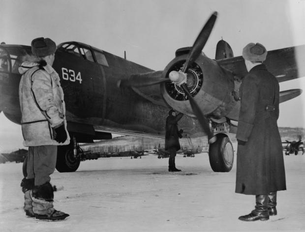 Советские летчики принимают американский средний бомбардировщик А-20 (Douglas A-20 Boston), передаваемый по ленд-лизу. Аэродром Ноум (Nome), Аляска. Источник: Библиотека конгресса США.