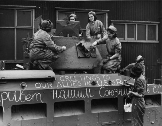 Английские женщины готовят танк «Матильда» к отправке в СССР по ленд-лизу. В Великобритании тогда все советское было очень модным и популярным, так что работницы с искренним удовольствием выводят на броне танка русские слова. Первые 20 «Матильд» прибыли в Архангельск с караваном PQ-1 11 октября, а всего до конца 1941 года в СССР прибыло 187 таких танков. Всего в СССР было отправлено 1084 «Матильд», из них 918 дошли до пункта назначения, а остальные были потеряны в пути при потоплении транспортов конвоев.