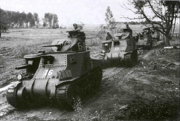 Рота американских танков М3с «Генерал Ли», поставлявшихся в СССР по ленд-лизу, выдвигается к переднему краю обороны советской 6-й гвардейской армии. Июль 1943 г.