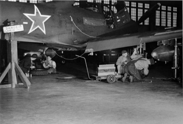 Истребитель P-63 «Кингкобра», ранее поставленный в СССР по ленд-лизу, вернулся в США и осматривается американскими техниками. Авиабаза Great Falls, США.