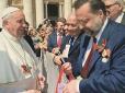Папа не знав:   У Ватикані пояснили інцидент із георгіївською стрічкою