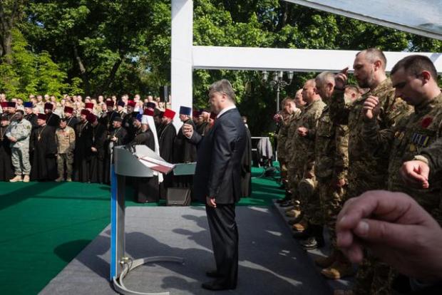 Петро Порошенко помолився разом з військовими капеланами. Фото: прес-служба Президента.