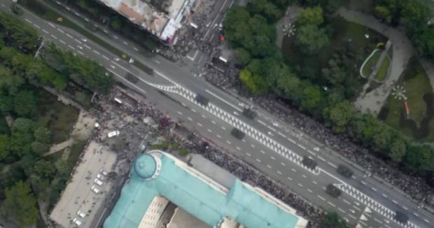 Українські БПЛА тріумфально пролетіли над парадом бойовиків. Фото: скріншот з відео.