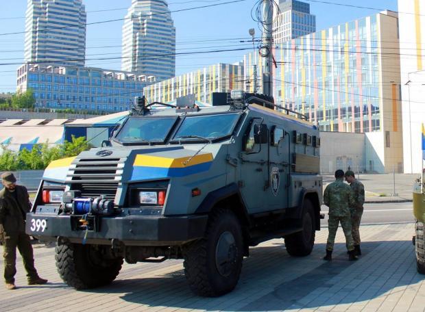 Нові бронеавтомобілі "Вапта" надійшли без комплексів штатного озброєння. Фото:http://www.dialog.ua/