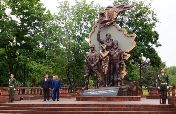 Плотницький відкрив монумент окупантам в Луганську. Фото:http://informator.lg.ua/