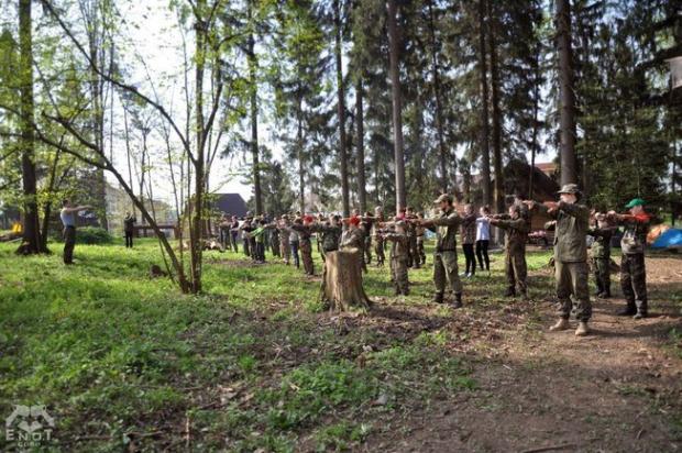 Білоруських школярів муштрують бойовики з Донбасу. Фото: "Наша нива".