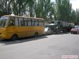 У Миколаєві водій військової вантажівки влаштував аварію з шкільним автобусом (фотофакт)