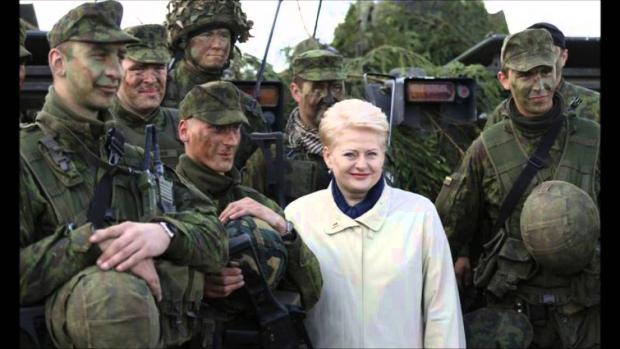 Президент Литви Даля Грібаускайте у військах. Фото: youtube.com