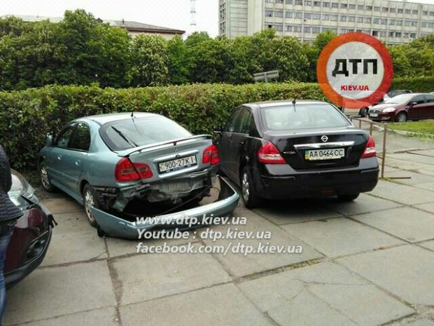 Аварія в Києві на стоянці: жінка переплутала педалі, протаранила три авто та збила людей. Фото з сайту fakty.ictv