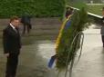 ​Ось і не вір після цього в прикмети: Шість років з того, як на Януковича впав ​траурний вінок (відео)